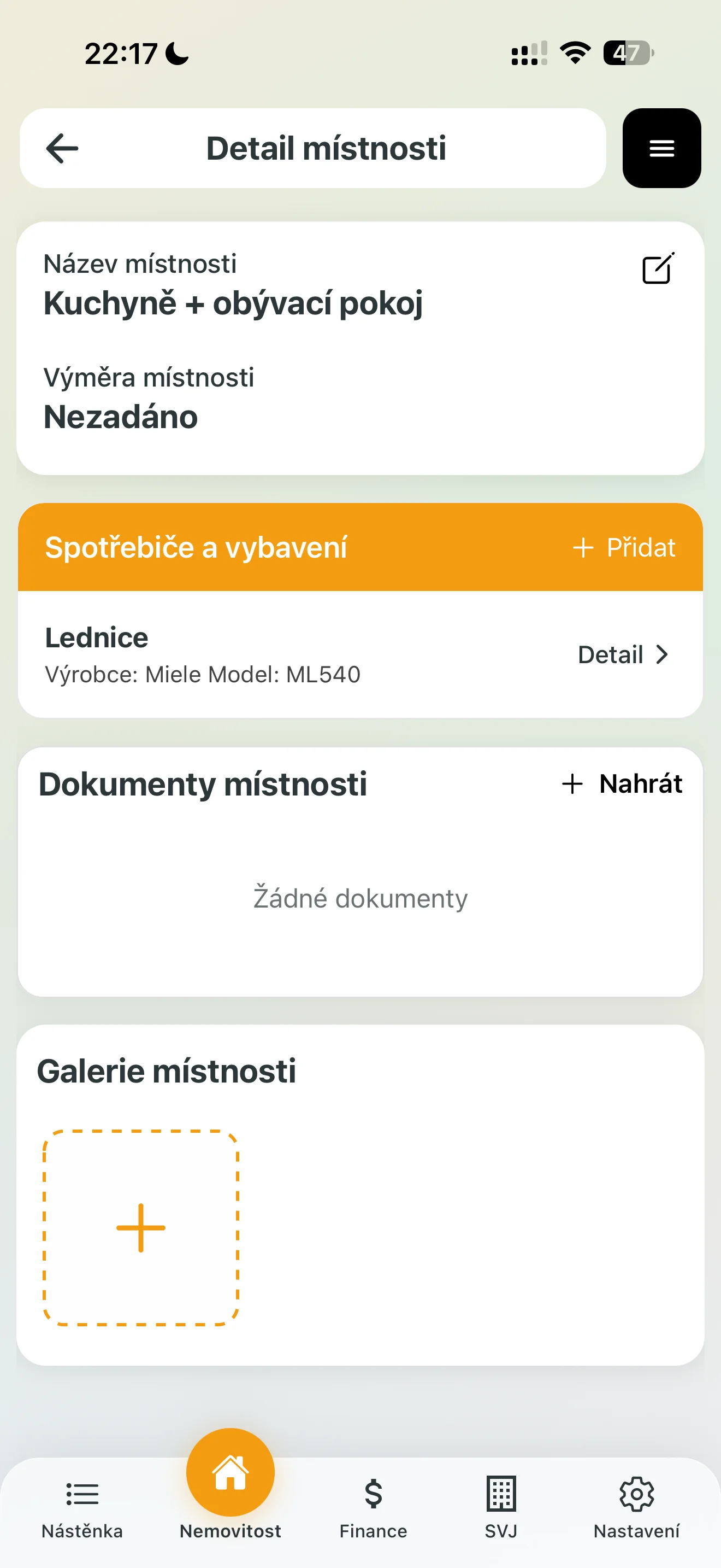 Detail místnosti se spotřebiči a dokumenty