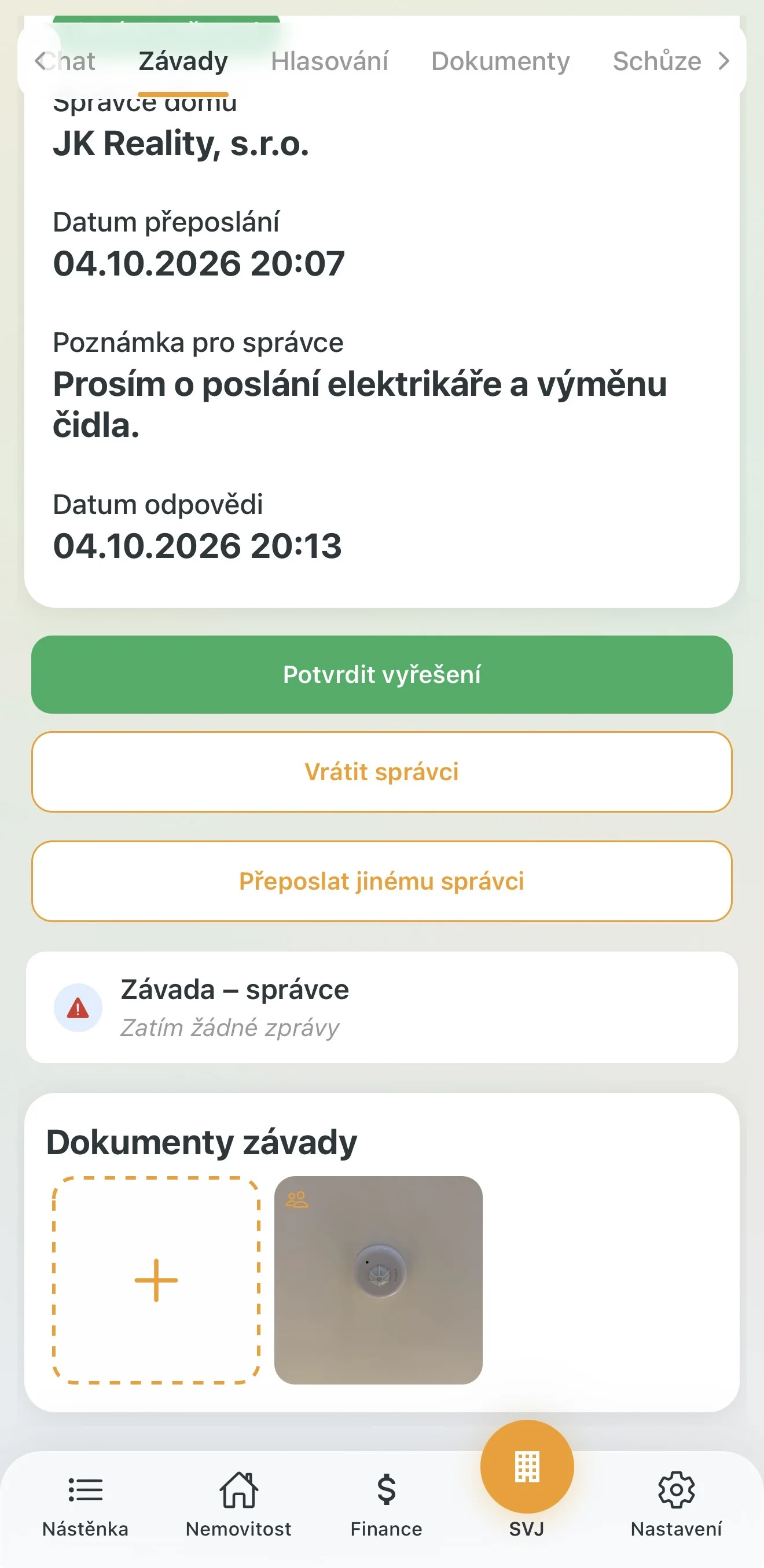 Tlačítka Potvrdit vyřešení, Vrátit správci a Přeposlat jinému správci