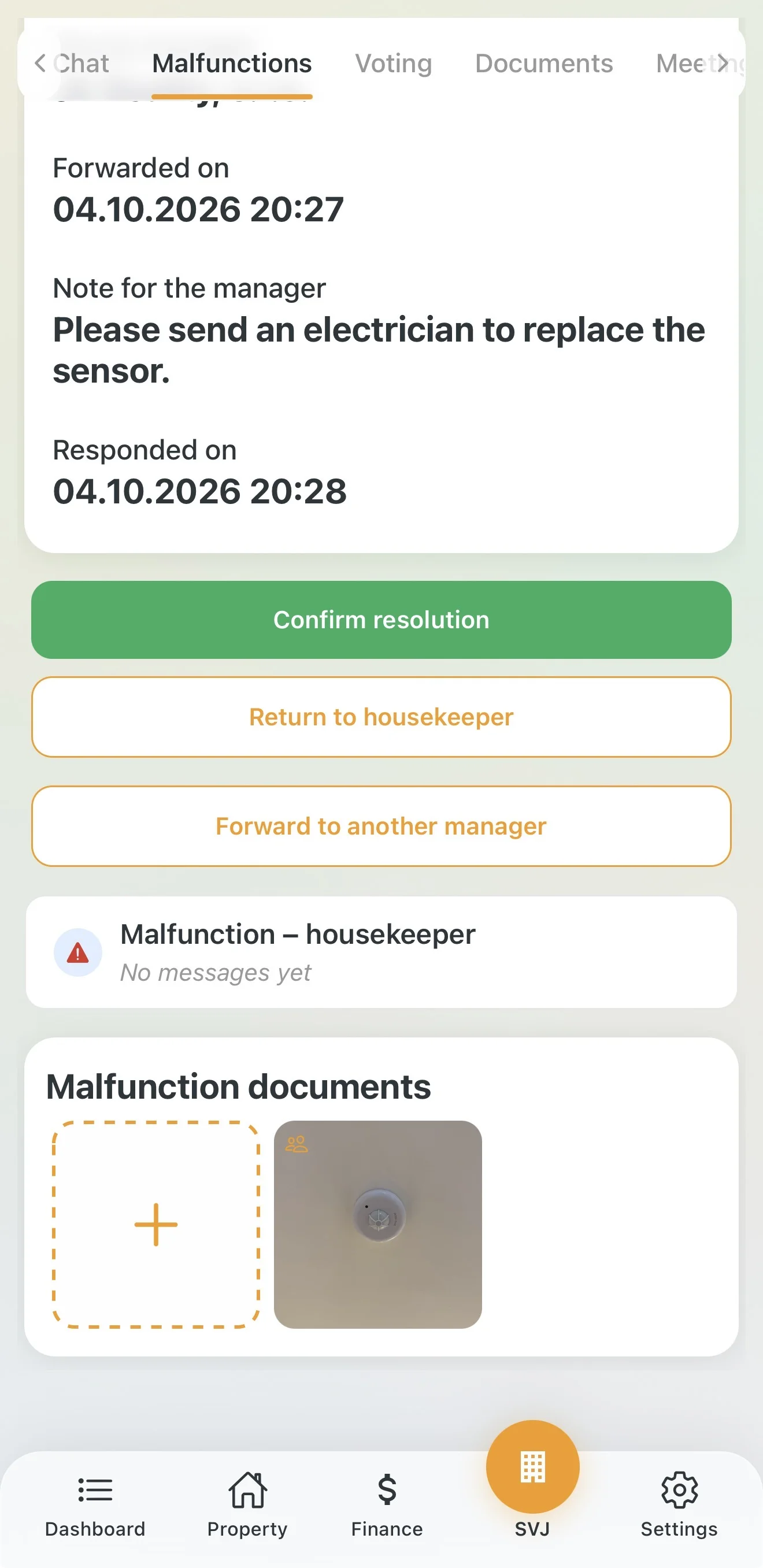 Confirm resolution, Return to housekeeper and Forward to another manager buttons